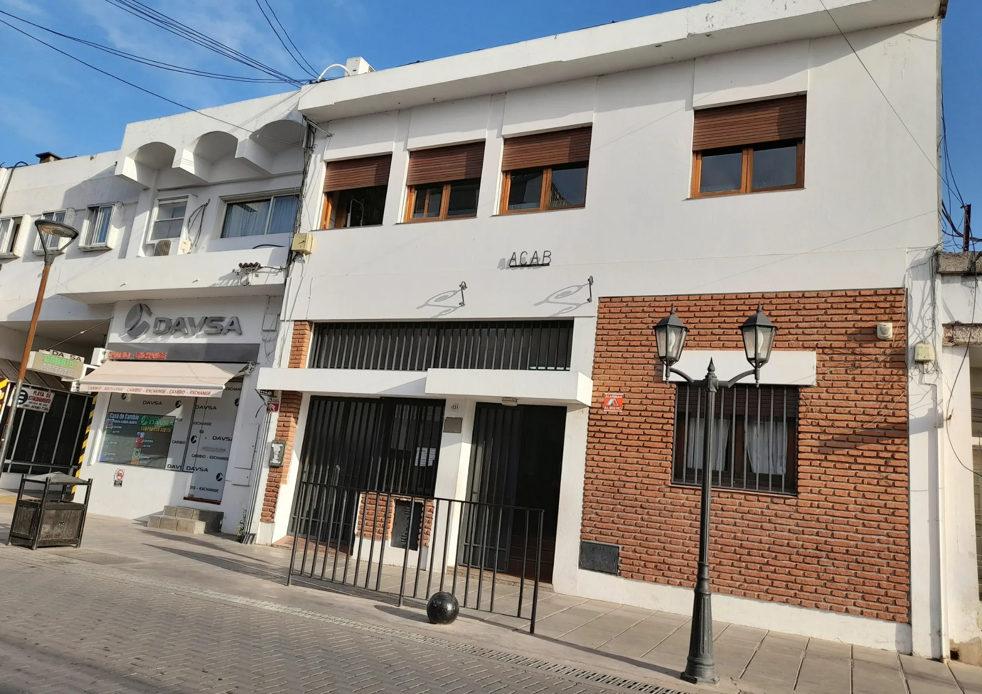 Fachada de la sede de la Cultural Británica en calle Caseros 131, Salta