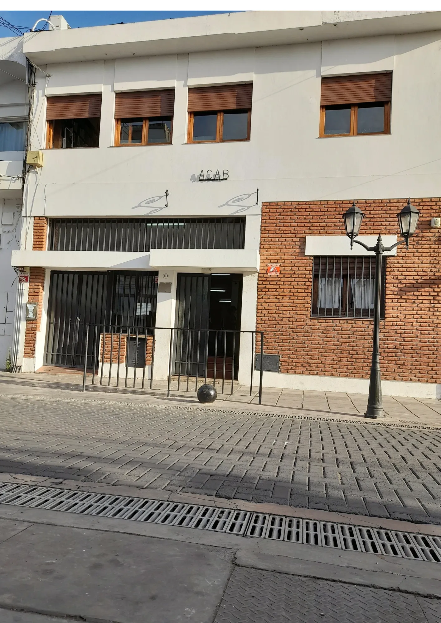 Frente de la sede sobre calle Caseros