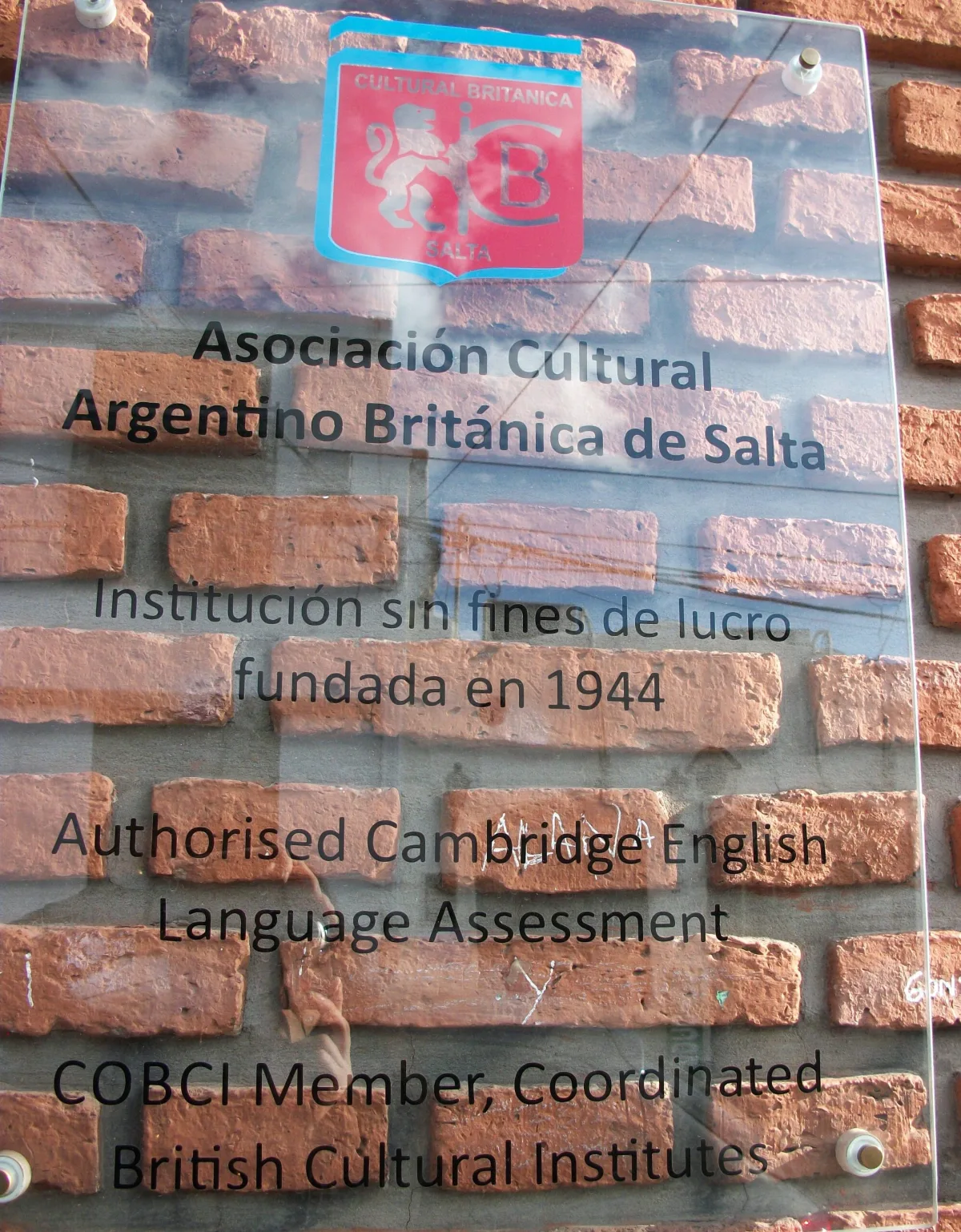 Placa institucional en el ingreso